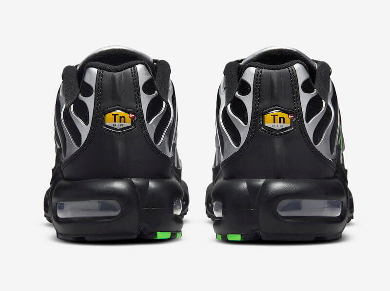 Découvrez les Baskets Nike Air Max Plus TN Homme Black Silver Green Strike, alliant style audacieux et technologie de pointe !