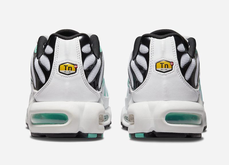 Découvrez les Baskets Nike Air Max Plus TN Homme atmos White Hyper Jade, alliant design agressif et confort exceptionnel. Ne manquez pas cette édition !