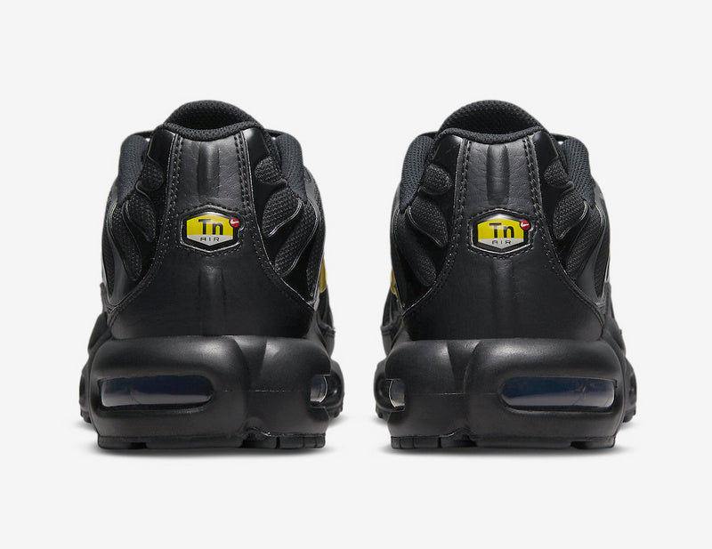Découvrez les Baskets Nike Air Max Plus TN Homme Multi-Swoosh Black, un classique de la culture urbaine avec un style unique.