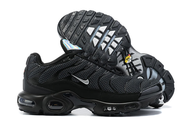 Découvrez les Baskets Nike Air Max Plus TN Homme Daim Black Silver, alliant style et confort avec un look sophistiqué. Ne manquez pas cette édition unique!