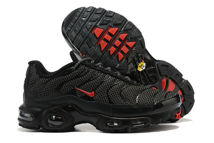 Découvrez les chaussures Baskets Nike Air Max Plus TN Homme Metal Mesh Black Red, alliant design unique et confort optimal. Mettez-vous en valeur !