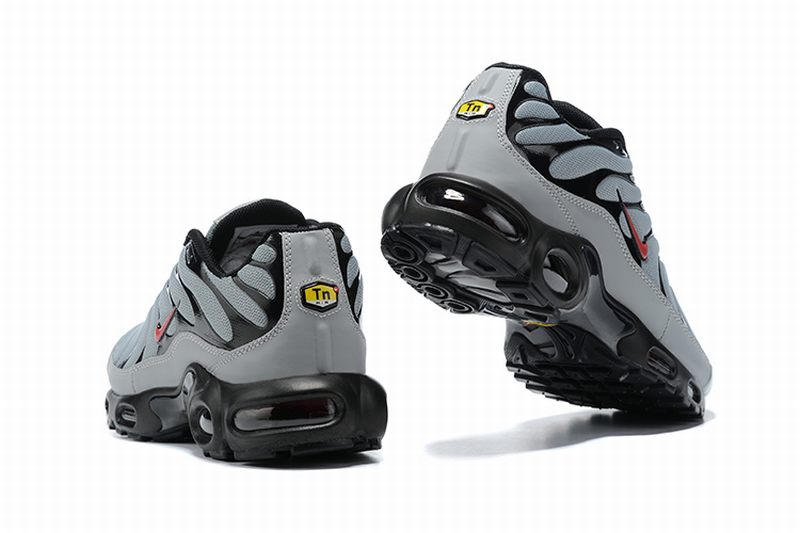 Découvrez les baskets Nike TN Air Max Plus Grey Black, un classique incontournable pour les passionnés de mode urbaine. Ne manquez pas cette édition unique!