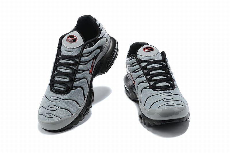 Découvrez les baskets Nike TN Air Max Plus Grey Black, un classique incontournable pour les passionnés de mode urbaine. Ne manquez pas cette édition unique!