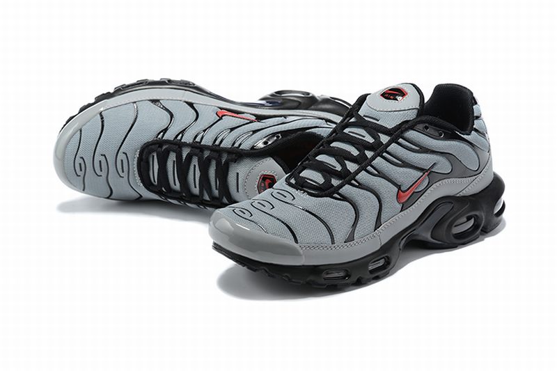 Découvrez les baskets Nike TN Air Max Plus Grey Black, un classique incontournable pour les passionnés de mode urbaine. Ne manquez pas cette édition unique!