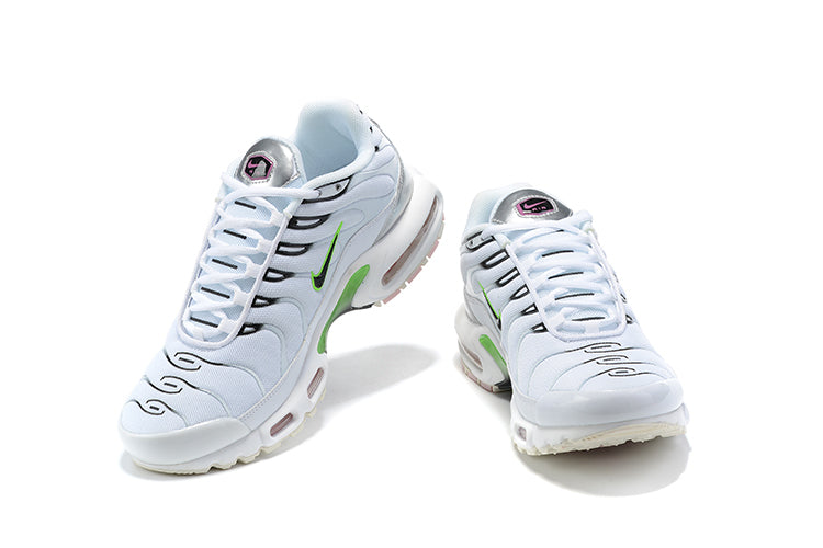 Faites une déclaration de style avec les Nike Air Max Plus tn White Neon Metallic Silver. Ce modèle emblématique combine confort et esthétique unique.