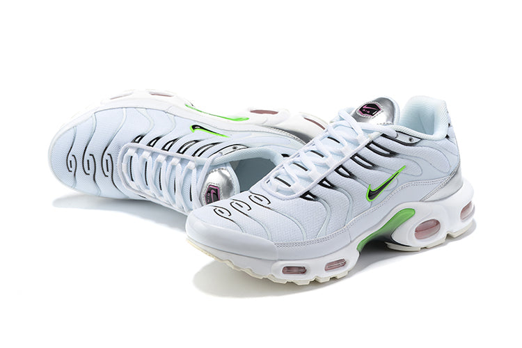 Faites une déclaration de style avec les Nike Air Max Plus tn White Neon Metallic Silver. Ce modèle emblématique combine confort et esthétique unique.