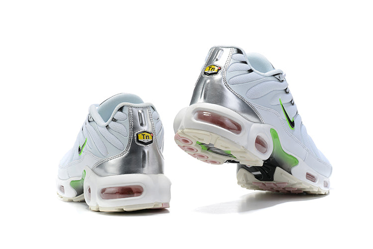 Faites une déclaration de style avec les Nike Air Max Plus tn White Neon Metallic Silver. Ce modèle emblématique combine confort et esthétique unique.