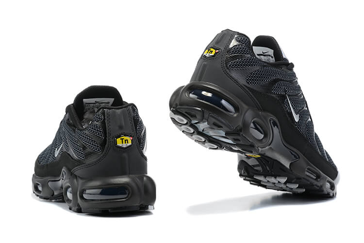 Découvrez les Baskets Nike Air Max Plus TN Homme Daim Black Silver, alliant style et confort avec un look sophistiqué. Ne manquez pas cette édition unique!