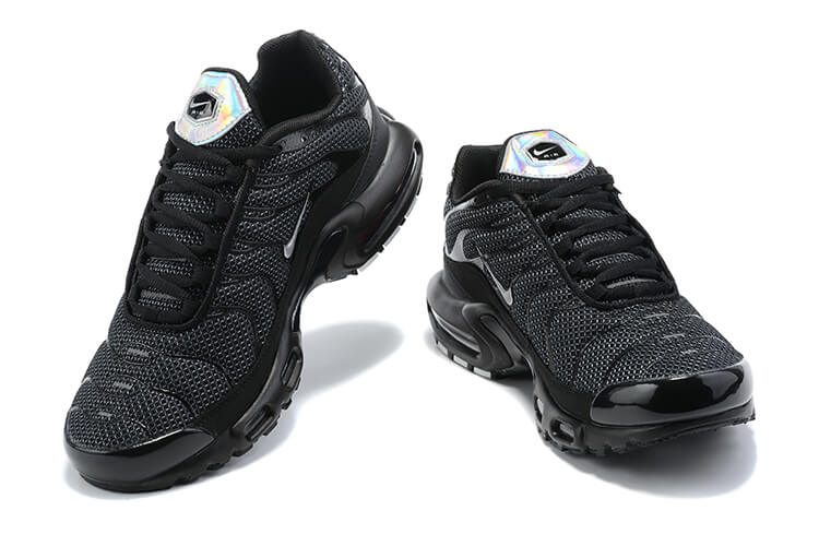 Découvrez les Baskets Nike Air Max Plus TN Homme Daim Black Silver, alliant style et confort avec un look sophistiqué. Ne manquez pas cette édition unique!