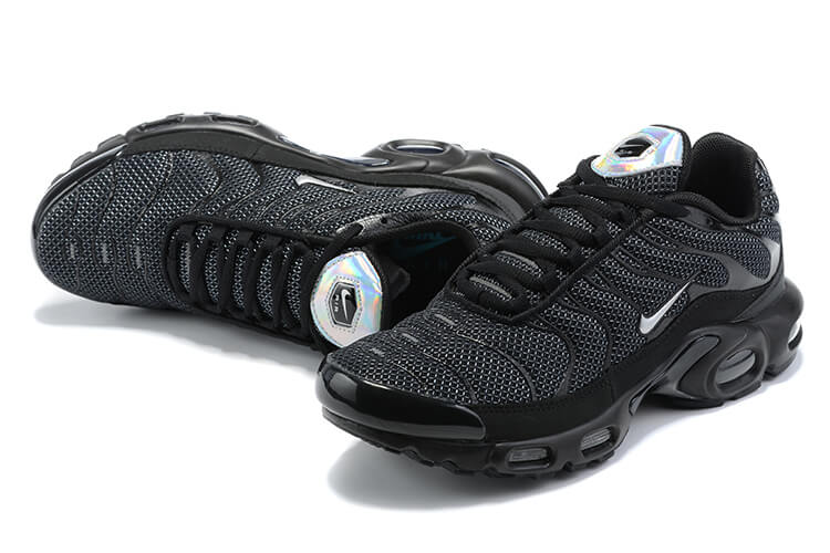 Découvrez les Baskets Nike Air Max Plus TN Homme Daim Black Silver, alliant style et confort avec un look sophistiqué. Ne manquez pas cette édition unique!