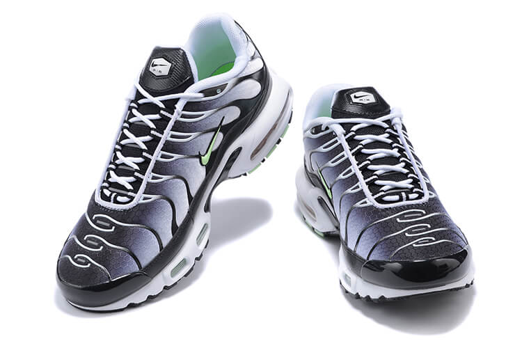 Découvrez les Baskets Nike Air Max Plus TN Homme White, Black et Mint Green, une fusion parfaite de style et de confort. Ne ratez pas cette opportunité !