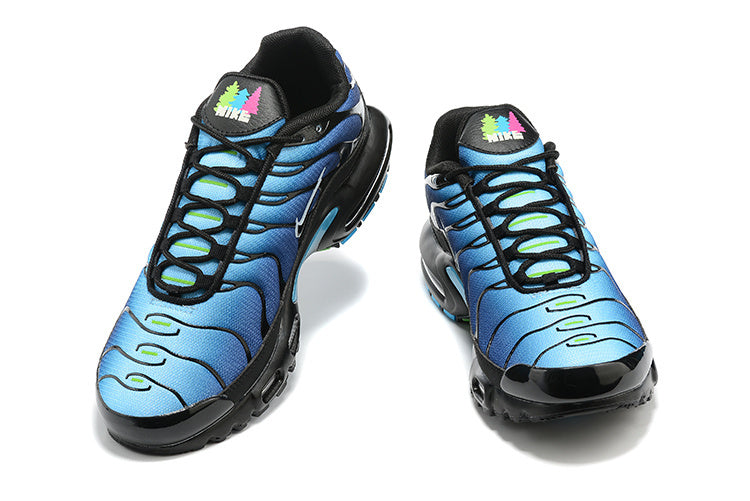 Découvrez les Baskets Nike Air Max Plus TN Homme University Blue, un mélange parfait de sport et de streetwear. Un style légendaire vous attend !