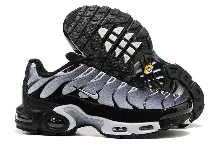 Découvrez les Baskets Nike Air Max Plus TN Homme Black Silver White, où l'agressivité rencontre le style moderne. Ne manquez pas cette édition unique !
