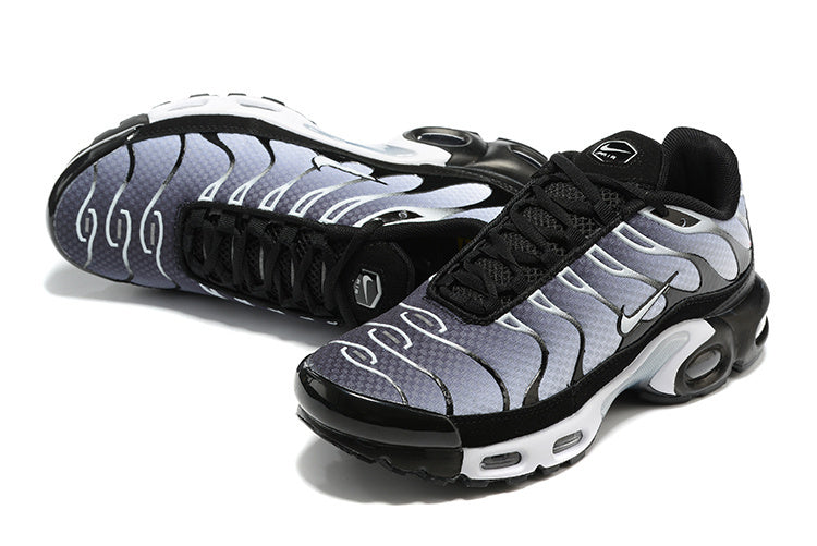 Découvrez les Baskets Nike Air Max Plus TN Homme Black Silver White, où l'agressivité rencontre le style moderne. Ne manquez pas cette édition unique !