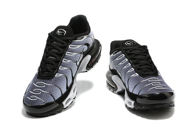 Découvrez les Baskets Nike Air Max Plus TN Homme Black Silver White, où l'agressivité rencontre le style moderne. Ne manquez pas cette édition unique !