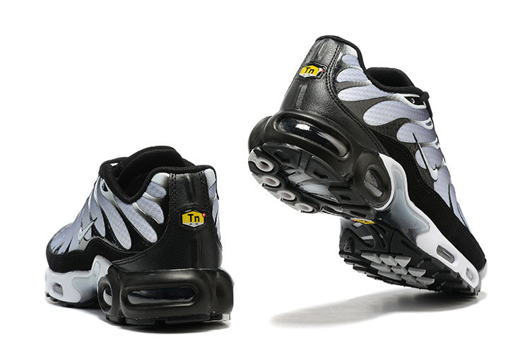 Découvrez les Baskets Nike Air Max Plus TN Homme Black Silver White, où l'agressivité rencontre le style moderne. Ne manquez pas cette édition unique !