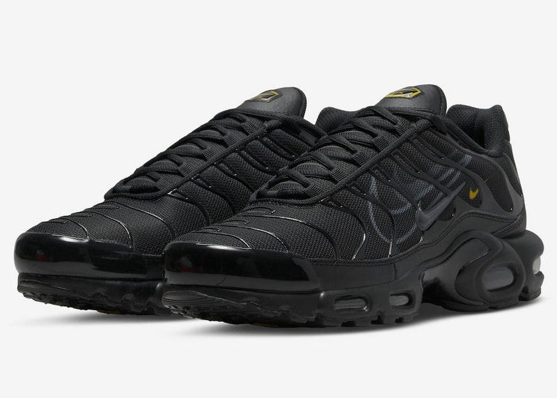 Découvrez les Baskets Nike Air Max Plus TN Homme Multi-Swoosh Black, un classique de la culture urbaine avec un style unique.