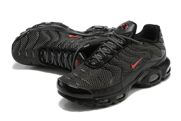 Découvrez les chaussures Baskets Nike Air Max Plus TN Homme Metal Mesh Black Red, alliant design unique et confort optimal. Mettez-vous en valeur !