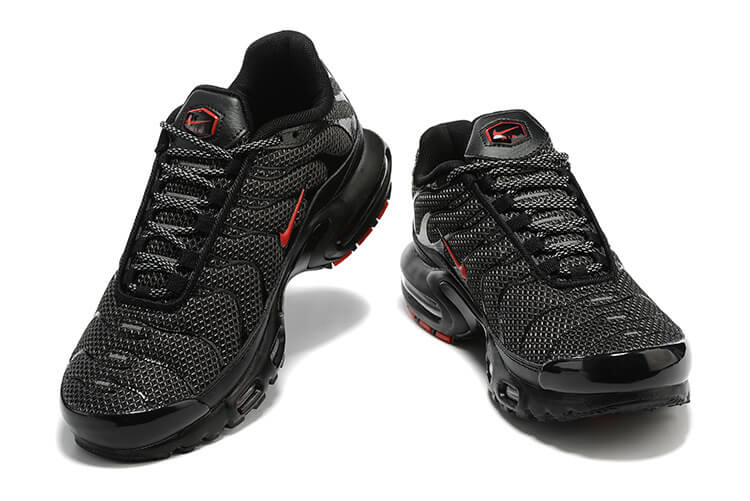 Découvrez les chaussures Baskets Nike Air Max Plus TN Homme Metal Mesh Black Red, alliant design unique et confort optimal. Mettez-vous en valeur !