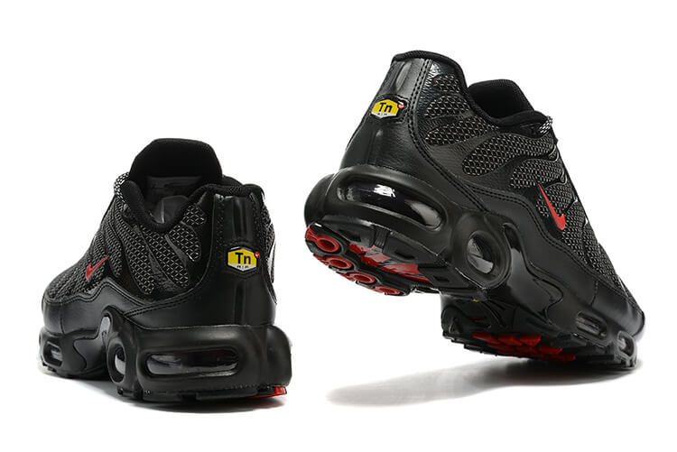 Découvrez les chaussures Baskets Nike Air Max Plus TN Homme Metal Mesh Black Red, alliant design unique et confort optimal. Mettez-vous en valeur !