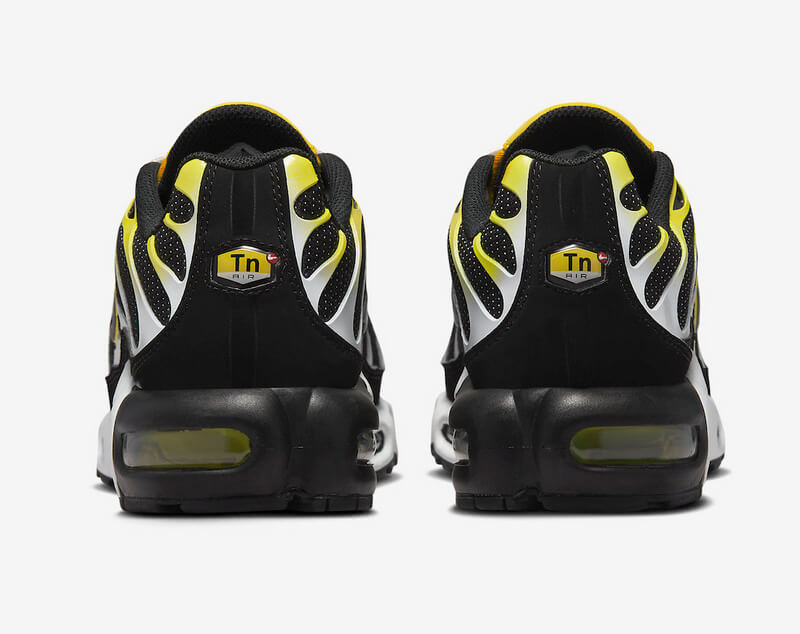 Découvrez les Baskets Nike Air Max Plus TN Black Tour Yellow, un incontournable du streetwear au look percutant. Ne manquez pas cette silhouette unique!