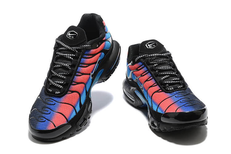 Découvrez les Baskets Nike Air Max Plus TN Homme Berlin, une fusion de style urbain et d'énergie nocturne. Apportez l'effervescence de Berlin à vos pas !