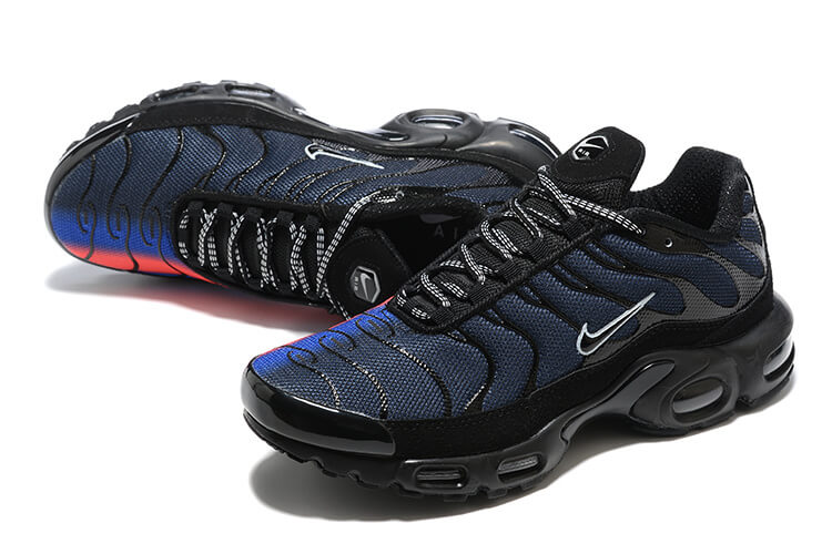 Découvrez les Baskets Nike Air Max Plus TN Homme Berlin, une fusion de style urbain et d'énergie nocturne. Apportez l'effervescence de Berlin à vos pas !