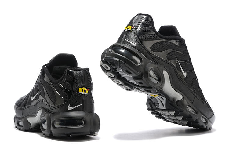 Découvrez les Baskets Nike Air Max Plus TN Homme OG Black Reflective, alliant confort et style. Soyez prêt à briller dans l'obscurité !