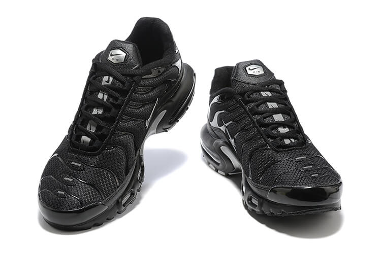 Découvrez les Baskets Nike Air Max Plus TN Homme OG Black Reflective, alliant confort et style. Soyez prêt à briller dans l'obscurité !