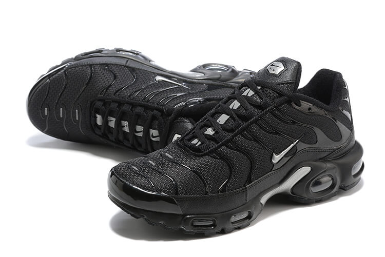 Découvrez les Baskets Nike Air Max Plus TN Homme OG Black Reflective, alliant confort et style. Soyez prêt à briller dans l'obscurité !
