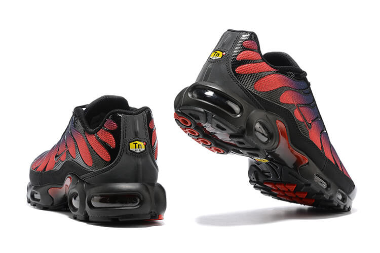 Découvrez les Baskets Nike Air Max Plus TN Homme Bred Reflective, alliant agression et style pour les nuits urbaines. Ne manquez pas cette pièce  !